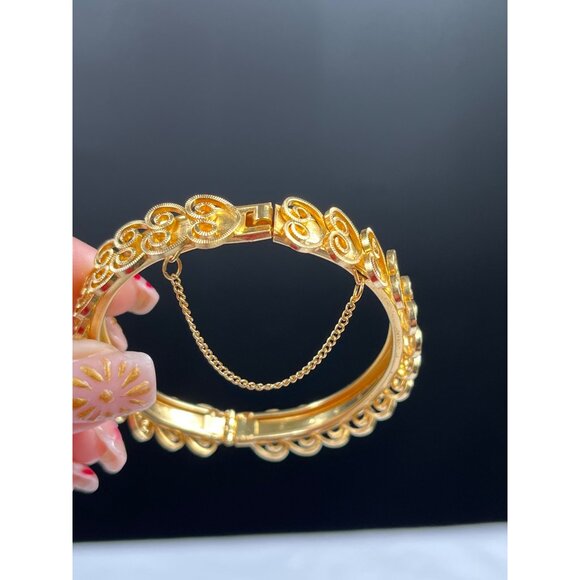 Vintage Gold hearted hinged bangle SKU 009 - Picture 4 of 6